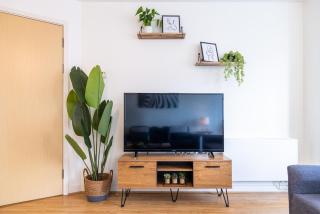 Sleek Apartment with Balcony - City Centre - Free Parking, Fast WiFi and 55'' Smart TV by Yoko Property - 1