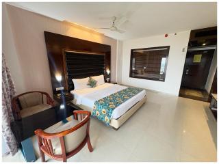 Hotel Seafaceing Golden- Palace - Swimming Pool and Private Beach Facilities - 7