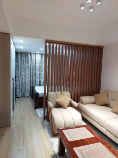 Deluxe Queen Studio with swimming pool in Nairobi, Himalaya Heights Apartment, Kilimani - 1