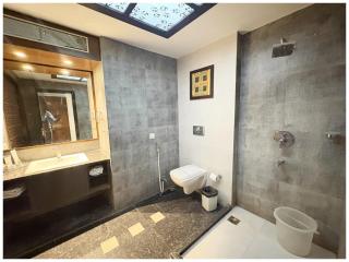 Hotel Seafaceing Golden- Palace - Swimming Pool and Private Beach Facilities - 8