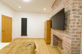 SidemerseyLivings - 4-BR Accessible Home - 4