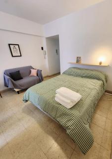 Monoambiente y sala de estar con garage - 3