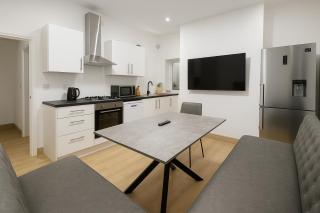 SidemerseyLivings - Step-Free 4BR Home, Ground Floor Bed & Bath, Private Gated Parking - 5