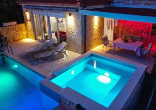 Seaside apartments with a swimming pool Pisak, Omis - 23884 - 2