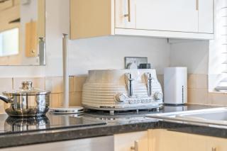 Stylish 3-Bed Cottage Stay in Streatley - 5
