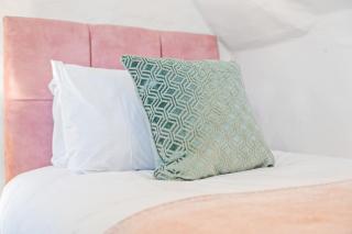 Stylish 3-Bed Cottage Stay in Streatley - 9