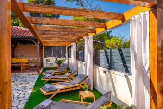 Apartments with parking space Vir - 24090 - 2