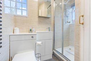 Stylish 3-Bed Cottage Stay in Streatley - 1