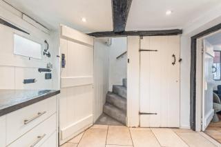 Stylish 3-Bed Cottage Stay in Streatley - 4