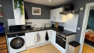 Watford High Street apartment with kitchen & sofa bed - 2