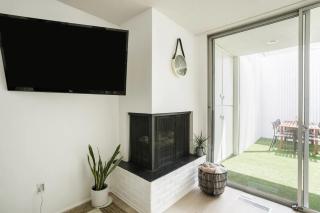 The Hillside Hideaway Mid Century Big Terrace - 9