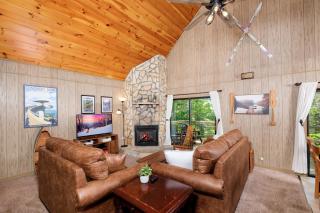 Mtn View, Foosball & Hot Tub-3 bedroom in GBurg! - 2