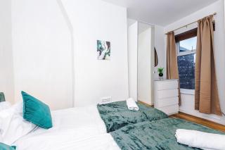 OldTrafford - Sleeps 6 - Free Parking - Free Wifi - 8