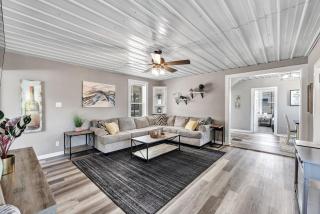 Lazy River Villa - Hottub! Fenced Yard! Fire Pit! - 3