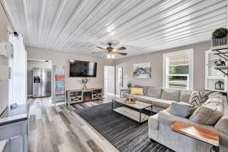 Lazy River Villa - Hottub! Fenced Yard! Fire Pit! - 9