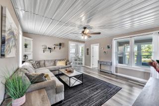 Lazy River Villa - Hottub! Fenced Yard! Fire Pit! - 3