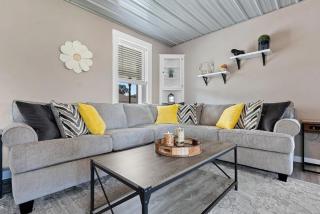 Lazy River Villa - Hottub! Fenced Yard! Fire Pit! - 1