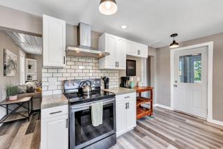 Lazy River Villa - Hottub! Fenced Yard! Fire Pit! - 7