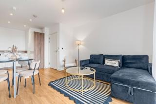 1BR Apartment with Gym Access Near ExCeL & Canary Wharf Long Stays - 9