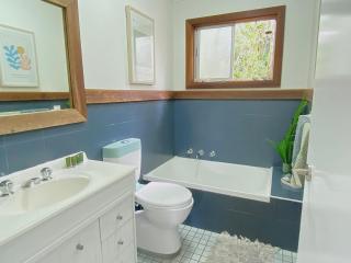 Paws n Relax- Pet friendly, walk to off leash beach and cafes - 1