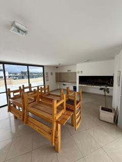 Dpto amplio con piscina, Excelente ubicación - 2