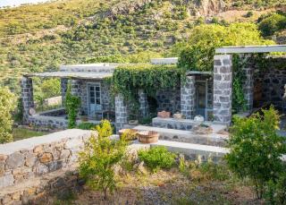Pavlaina Complex of Traditional Residences in Nisyros. Enjoy the garden and the Sea View - 4