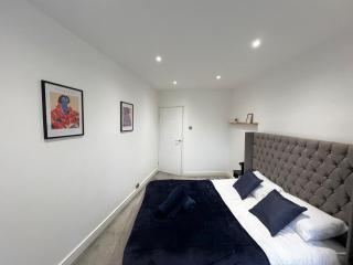 Central Apartment - 16 Mins to London - 8
