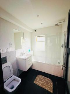 Studio one bedroom flat in great location - 2