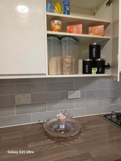 Green & White Haven-Spacious 3BR - 5