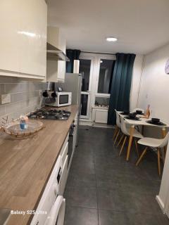 Green & White Haven-Spacious 3BR - 3