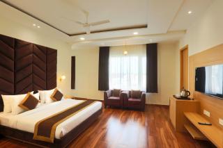 Hotel The Best Delhi International Airport - 1