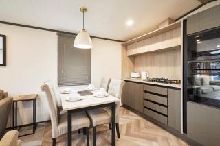 Field View Lodge with Hot Tub - 4