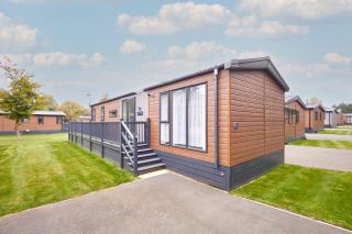 Field View Lodge with Hot Tub - 1