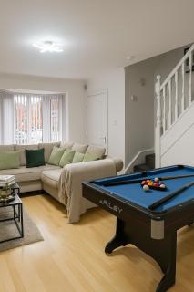 4BR Spacious Retreat Close to Airport Parking Sleeps 9 - 8