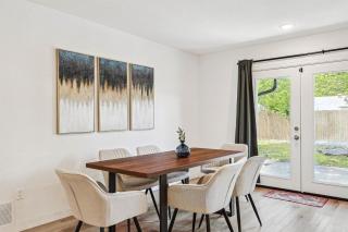 Bright Modern Home - 3BR 2BA Fenced Backyard - Irving - 7