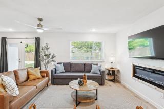 Bright Modern Home - 3BR 2BA Fenced Backyard - Irving - 6