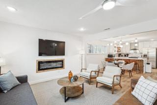 Bright Modern Home - 3BR 2BA Fenced Backyard - Irving - 4