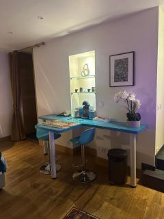 Highly recommended apartment steps from the lake - 9