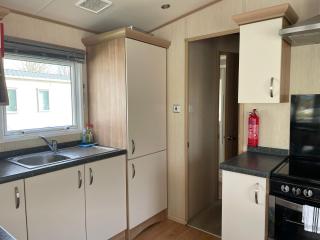 Lake Front 3 Bed Caravan in South Cerney - 9