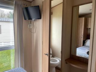 Lake Front 3 Bed Caravan in South Cerney - 5