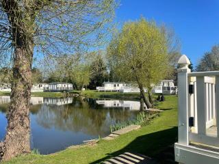 Lake Front 3 Bed Caravan in South Cerney - 4