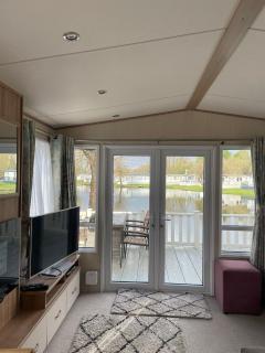 Lake Front 3 Bed Caravan in South Cerney - 2