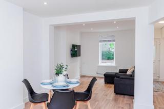 Albert House - Near the High Street - Free Parking, Garden, Fast WiFi and Smart TV by Yoko Property - 9