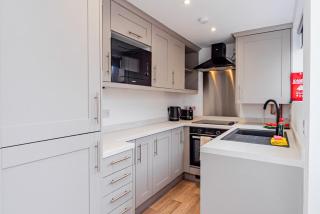 Albert House - Near the High Street - Free Parking, Garden, Fast WiFi and Smart TV by Yoko Property - 4