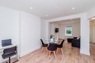 Albert House - Near the High Street - Free Parking, Garden, Fast WiFi and Smart TV by Yoko Property - 8