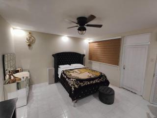 Luxury Escape with Modern Comforts - Kingston - 0