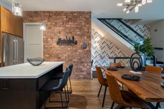 Rare Find, Double King Beds, Cozy and Vibrant - 7