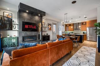 Rare Find, Double King Beds, Cozy and Vibrant - 9