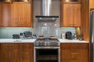 Rare Find, Double King Beds, Cozy and Vibrant - 3