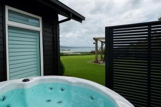 Jojo's Lookout - Stunning Lake Views with Spa - 6